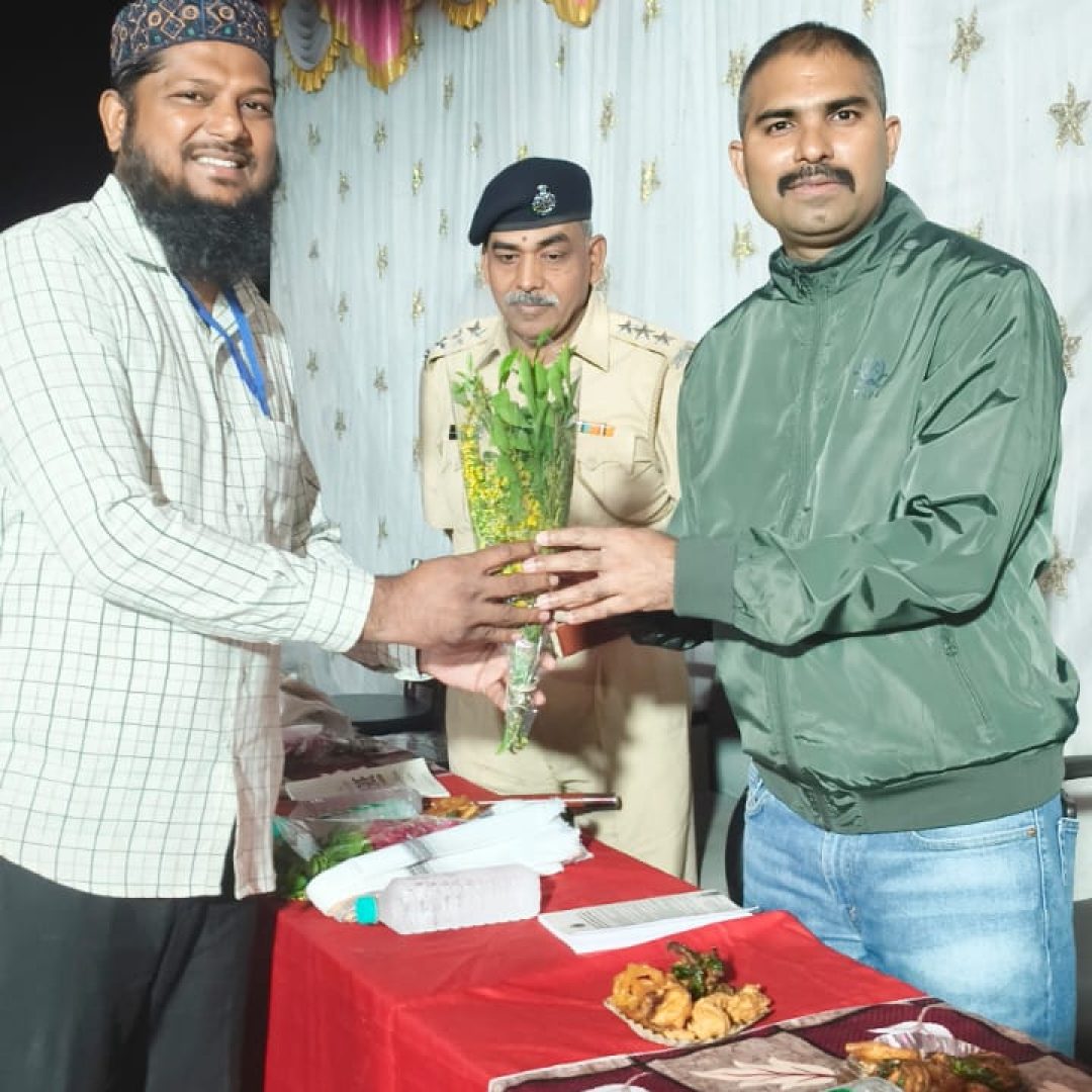 एस पी साहेब नंदुरबार इन के हातो से समाज मे अच्छा काम करने के लिये